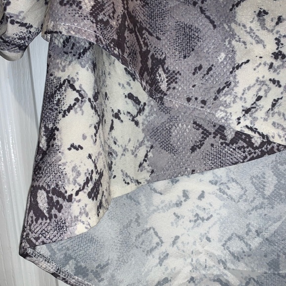 CHIC ❤️ Boutique faux snakeskin roll sleeve crossover women’s top size medium - Picture 12 of 12